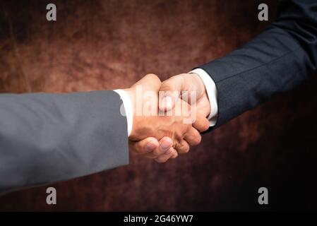 Uomini d'affari aziendali Handshake Indoors.Two persone professionalmente ben vestito gesturing togetherness.Working colleghi Partners Foto Stock