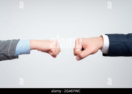 Uomini d'affari aziendali Handshake Indoors.Two persone professionalmente ben vestito gesturing togetherness.Working colleghi Partners Foto Stock