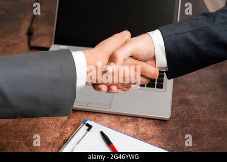 Uomini d'affari aziendali Handshake Indoors.Two persone professionalmente ben vestito gesturing togetherness.Working colleghi Partners Foto Stock