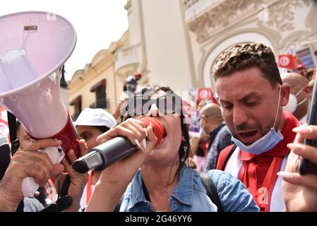 Tunisi, Tunisia. 19 giugno 2021. Un protestante ha pronunciato un discorso durante la manifestazione. Il Partito costituzionale libero ha protestato su Habib Bourguiba Street contro 'violazioni e attacchi ai leader di partito da parte delle istituzioni costituzionali, del governo e della presidenza.' (Foto di Jdidi Wassim/SOPA Images/Sipa USA) Credit: Sipa USA/Alamy Live News Foto Stock