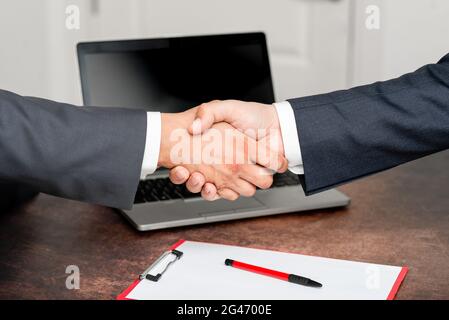 Uomini d'affari aziendali Handshake Indoors.Two persone professionalmente ben vestito gesturing togetherness.Working colleghi Partners Foto Stock