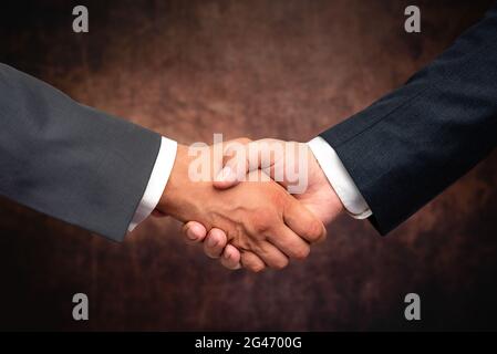 Uomini d'affari aziendali Handshake Indoors.Two persone professionalmente ben vestito gesturing togetherness.Working colleghi Partners Foto Stock