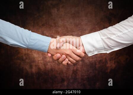 Uomini d'affari aziendali Handshake Indoors.Two persone professionalmente ben vestito gesturing togetherness.Working colleghi Partners Foto Stock