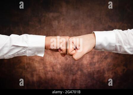 Uomini d'affari aziendali Handshake Indoors.Two persone professionalmente ben vestito gesturing togetherness.Working colleghi Partners Foto Stock
