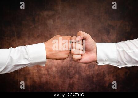 Uomini d'affari aziendali Handshake Indoors.Two persone professionalmente ben vestito gesturing togetherness.Working colleghi Partners Foto Stock