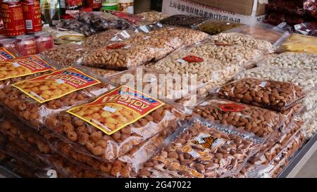 Vendita di cibo e noci Chinatown Bangkok Thailandia Foto Stock