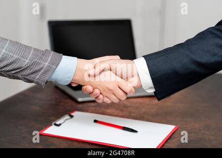 Uomini d'affari aziendali Handshake Indoors.Two persone professionalmente ben vestito gesturing togetherness.Working colleghi Partners Foto Stock