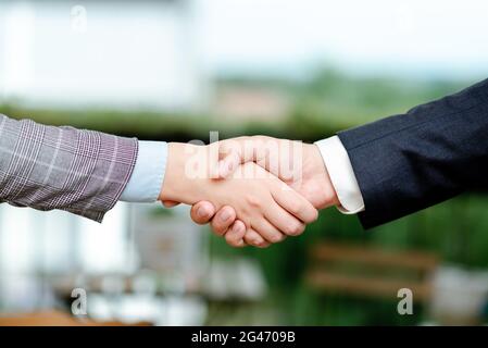 Uomini d'affari aziendali Handshake Indoors.Two persone professionalmente ben vestito gesturing togetherness.Working colleghi Partners Foto Stock