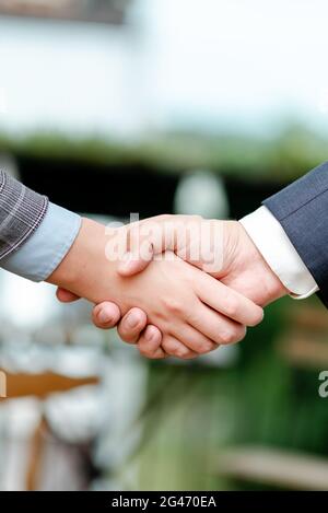 Uomini d'affari aziendali Handshake Indoors.Two persone professionalmente ben vestito gesturing togetherness.Working colleghi Partners Foto Stock