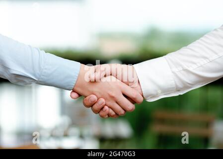 Uomini d'affari aziendali Handshake Indoors.Two persone professionalmente ben vestito gesturing togetherness.Working colleghi Partners Foto Stock