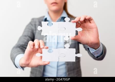 Welldressed Business Woman tenendo due pezzi di Jigsaw Puzzle, professionale Adult Women Resolving Missing Ideas, strategia per N Foto Stock