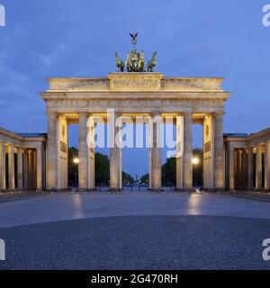 Porta di Brandeburgo illuminata al mattino, Berlino, Germania, Europa Foto Stock