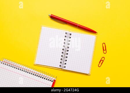 Pensiero critico, trovare indizi, rispondere alle domande, raccogliere dati, brainstorming idee logiche, Raccolta di informazioni, Word Foto Stock