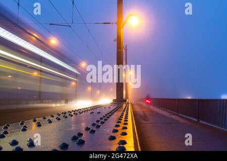 Orario della corsa di Berlino, tram veloce al mattino presto, ponte Treskow Schoeneweide, orario della corsa Foto Stock