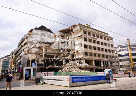 Un edificio commerciale demolito nel centro di Düsseldorf. Foto Stock