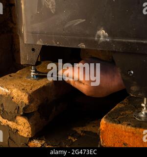 Installazione di un camino con un forno ad acqua in casa, dettagli primo piano. Nuovo Foto Stock