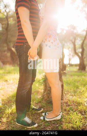 Maschi e femmine di piedi sull'erba Foto Stock