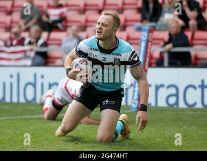 Adam Swift dello Hull FC segna il sesto tentativo del suo fianco durante la partita della Betfred Super League al Leigh Sports Village, Leigh. Data immagine: Sabato 19 giugno 2021. Foto Stock