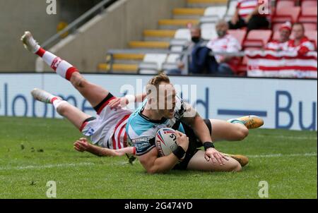 Adam Swift dello Hull FC segna il sesto tentativo del suo fianco durante la partita della Betfred Super League al Leigh Sports Village, Leigh. Data immagine: Sabato 19 giugno 2021. Foto Stock