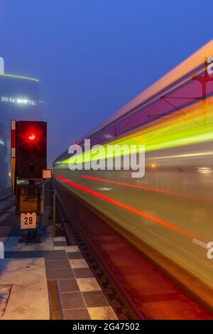Berlino, arrivo della S-Bahn alla stazione di JannowitzbrÃ¼cke, Berlino nebbia mattina, treno veloce al mattino Foto Stock