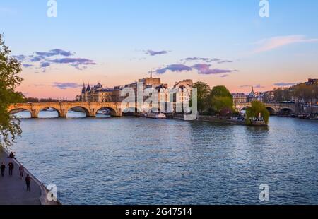 Parigi / Francia - Aprile 04 2019: Il ponte più antico ( Pont Neuf ) attraverso la Senna e gli edifici storici di Parigi al tramonto Foto Stock