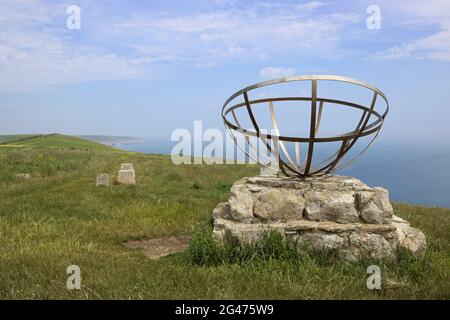 Monumento ai lavoratori presso la stazione radar di St Aldhem's Head, Isle of Purbeck, Dorset, Inghilterra, Regno Unito Foto Stock