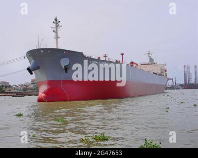 Una nave di carico in un porto di cochin, Kerala, India Foto Stock