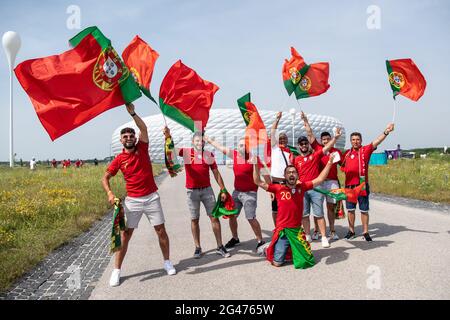 Monaco, Germania. 19 giugno 2021. Calcio: Campionato europeo, Portogallo - Germania, turno preliminare, Gruppo F, Giornata 2. I tifosi del Portogallo vengono allo stadio. Credit: Attias Balk/dpa/Alamy Live News Foto Stock