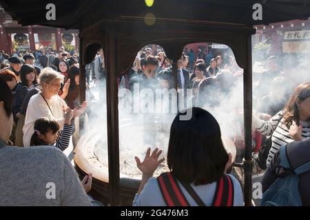 Persone che bruciano incenso al Sensō-ji ad Asakusa, Tokyo, Giappone Foto Stock