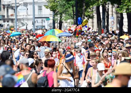 Vienna, Austria. 19 giugno 2021. Per la venticinquesima volta si terrà la sfilata dell'arcobaleno (Vienna Pride) sulla Ringstrasse di Vienna. Quest'anno, la sfilata si svolgerà senza veicoli, cioè a piedi, con una sedia a rotelle o una bicicletta, e sta quindi tornando alle sue radici. Credit: Franz PERC / Alamy Live News Foto Stock