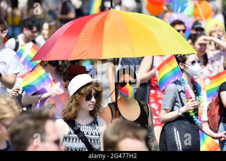 Vienna, Austria. 19 giugno 2021. Per la venticinquesima volta si terrà la sfilata dell'arcobaleno (Vienna Pride) sulla Ringstrasse di Vienna. Quest'anno, la sfilata si svolgerà senza veicoli, cioè a piedi, con una sedia a rotelle o una bicicletta, e sta quindi tornando alle sue radici. Credit: Franz PERC / Alamy Live News Foto Stock