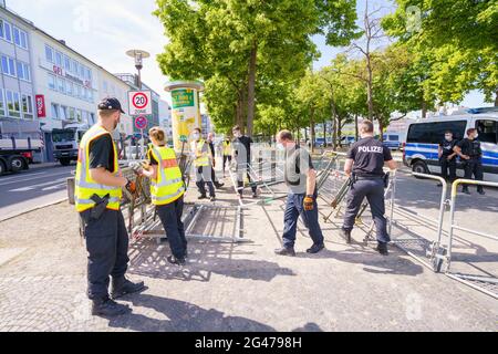 Kassel, Germania. 19 giugno 2021. Le forze di polizia smantellano le barriere di Friedrichsplatz. Il Tribunale amministrativo aveva vietato la manifestazione di Querdenker a Kassel. La polizia era sul posto con un grande contingente per far rispettare costantemente il divieto di assemblaggio. Sono state consentite contromodazioni. Credit: Andreas Arnold/dpa/Alamy Live News Foto Stock