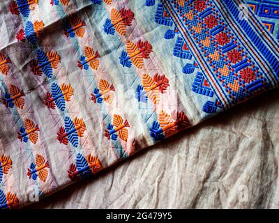 il modello tribale o etnico è usato per il disegno del motivo di assam o la seta di muga di assam. simile al modello ucraino o al modello russo. Foto Stock
