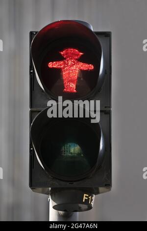 Semaforo pedonale con Ost-Ampelmaennchen Stoppi rosso di Karl Peglau, Berlino, Germania, Europa Foto Stock