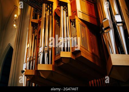 Reykjavik, Islanda - 02 maggio 2019: L'organo all'interno di Hadlgrimskirkya è una chiesa luterana a Reykjavik, la capitale dell'Islanda. Foto Stock