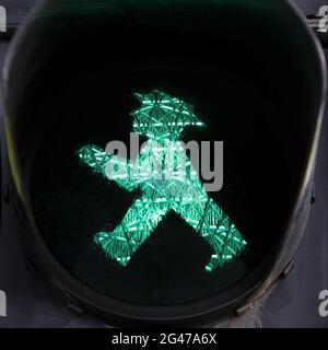 Semaforo pedonale con verde est Ampelmaennchen Galoppo di Karl Peglau, Berlino, Germania Foto Stock