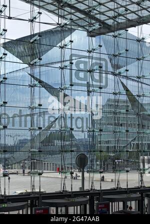 Cube Berlino visto attraverso la facciata di vetro della stazione ferroviaria principale, Berlino, Germania, Europa Foto Stock