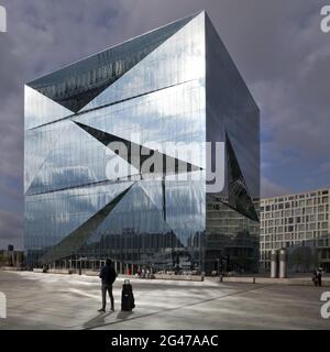 Cube Berlin, edificio a forma di cubo in Washingtonplatz, progettato dagli architetti 3XN, Berlino Foto Stock