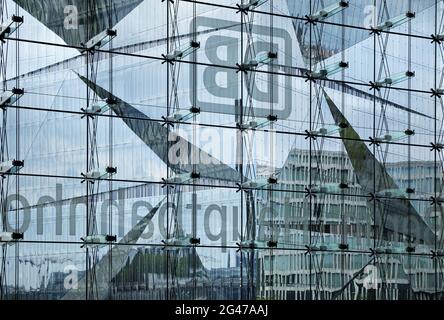 Cube Berlino visto attraverso la facciata di vetro della stazione ferroviaria principale, Berlino, Germania, Europa Foto Stock