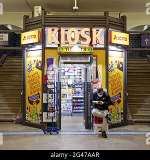 Chiosco nella stazione Hackescher Markt della S-Bahn, Berlino, Germania, Europa Foto Stock