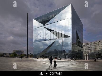 Cube Berlin, edificio a forma di cubo in Washingtonplatz, progettato dagli architetti 3XN, Berlino Foto Stock