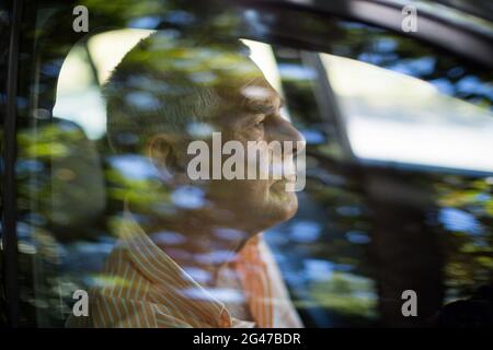 Uomo visto attraverso il finestrino dell'auto Foto Stock