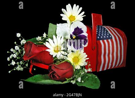 Bouquet di fiori in casella postale rossa con bandiera americana isolata su nero Foto Stock