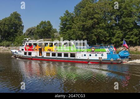 PRAGA - Giugno 17: Nave da crociera Odra con passeggeri dallo ZOO di Troja che arrivano al blocco tra l'isola di Stvanice e Karlin il 17 Giugno 2021 su Moldava Foto Stock