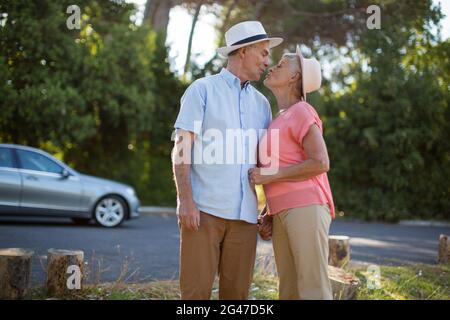 Coppia anziana romanting a bordo strada Foto Stock