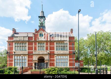 Passmore Edwards Library (ex), 1898-9 by Silvanus Trevail, Red Brick with stone dressingsA Grade II Listed Building in East Ham, Newham, Londra Foto Stock