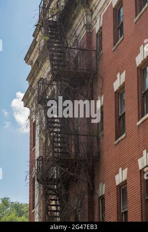 Fuggi dal fuoco sul vecchio edificio Willard Hotel, che fa parte della stazione ferroviaria B&o di Grafton West Virginia Foto Stock