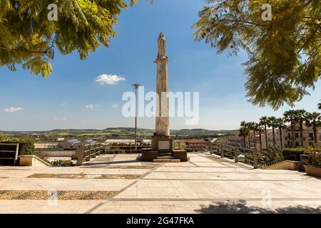 Passeggiando per le strade di Rosolini, provincia di Siracusa, Sicilia, Italia. (Parco Giovanni Paolo II). Foto Stock