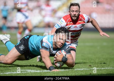 Leigh, Inghilterra - 19 Giugno 2021 - Andre Savelio (11) di Hull FC fa un tentativo durante il Rugby League Betfred Super League Leigh Centurions vs Hull FC al Leigh Sports Village Stadium, Leigh, UK Dean Williams/Alamy Live News Foto Stock