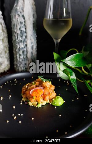 Tartare di salmone con avocado, cipolla primaverile, pomodoro e caviale Foto Stock